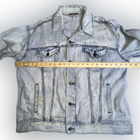 Free People Distressed Rough Collar Denim Jean jacket Women's Sz M/L Blue Spring - Picture 6 of 9